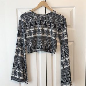 💰 3/$25 BUNDLE 💰 Forever21 Bell Sleeve Crop Top